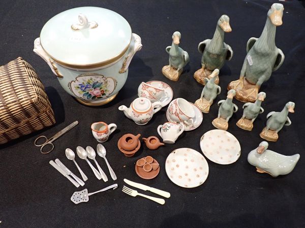 A DOLL'S PART TEA SET, IN A BASKET