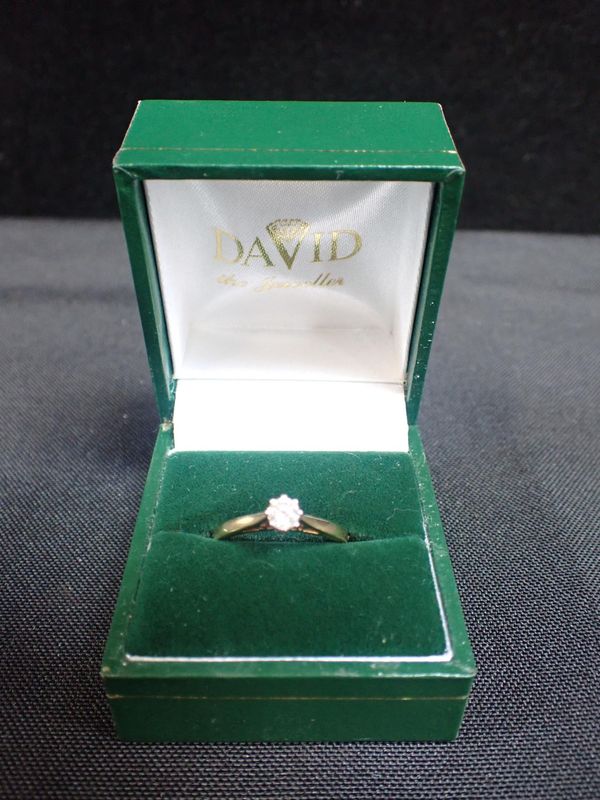 AN 18ct GOLD DIAMOND SOLITAIRE RING