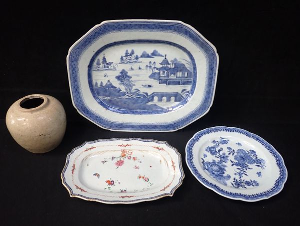 A CHINESE EXPORT BLUE AND WHITE MEAT PLATE