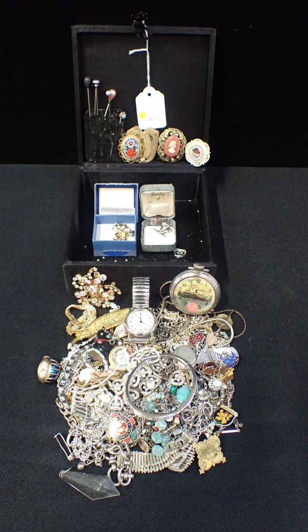 A QUANTITY OF COSTUME JEWELLERY AND WATCHES