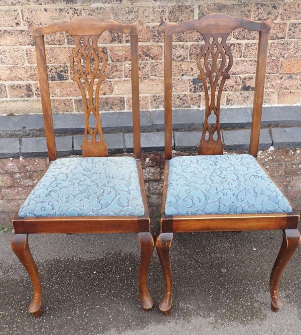 A PAIR OF EDWARDIAN DINING CHAIRS