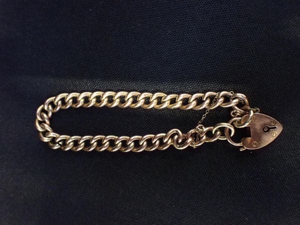 A 9CT GOLD CURB BRACELET