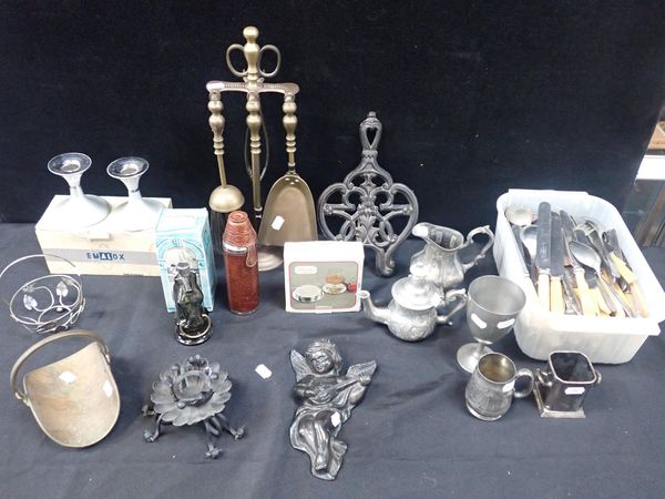 A COLLECTION OF DOMESTIC METAL WARES