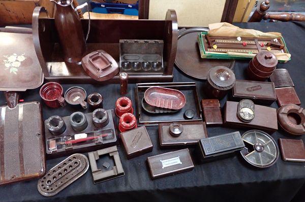 A COLLECTION OF BAKELITE WARE