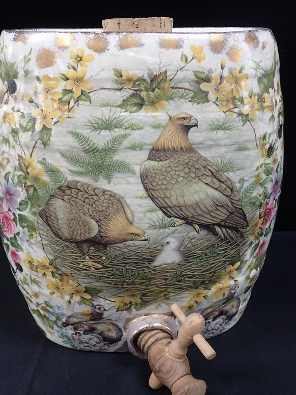 A LARGE CERAMIC WHISKY BARREL, DECORATED WITH BIRDS