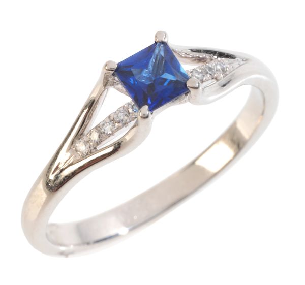 A SAPPHIRE AND DIAMOND RING