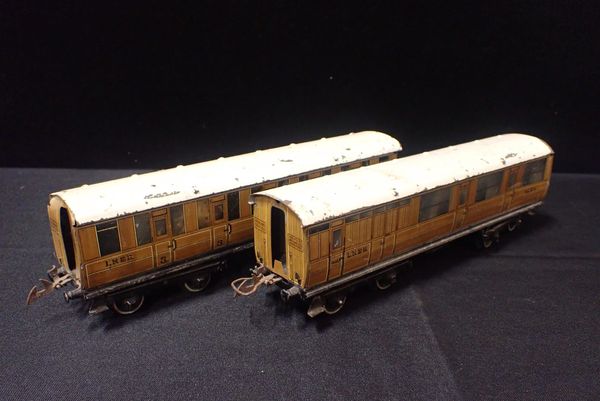 HORNBY 0 GAUGE LNER TEAK FINISH COACHES