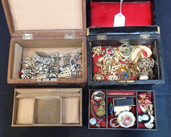 A COLLECTION OF VINTAGE COSTUME JEWELLERY