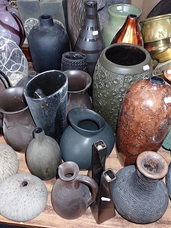 A QUANTITY OF MODERN CERAMIC VASES