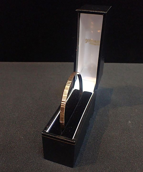 A 9ct GOLD BANGLE