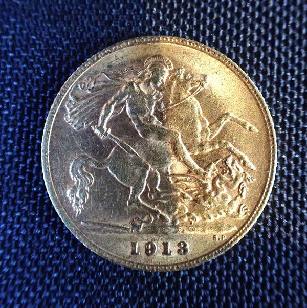 A GEORGE V 1913 GOLD HALF SOVEREIGN