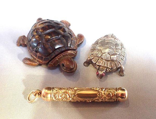 A SMALL STERLING SILVER TURTLE BOX