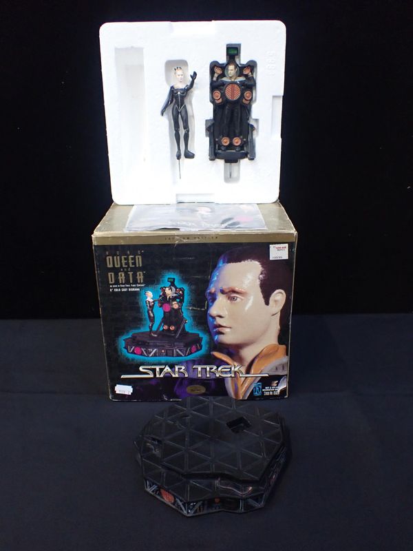 PLAYMATES 'STAR TREK' 6" BORG QUEEN AND DATA 'COLD CAST RESIN DIORAMA'