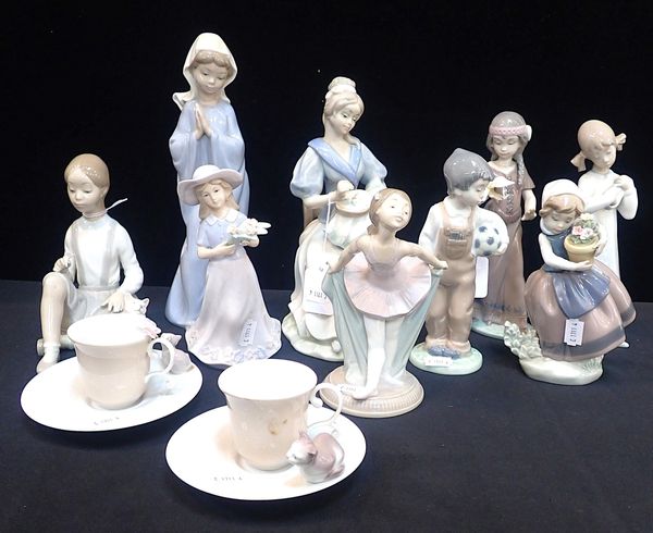 A COLLECTION OF LLADRO, NAO AND SIMILAR FIGURES