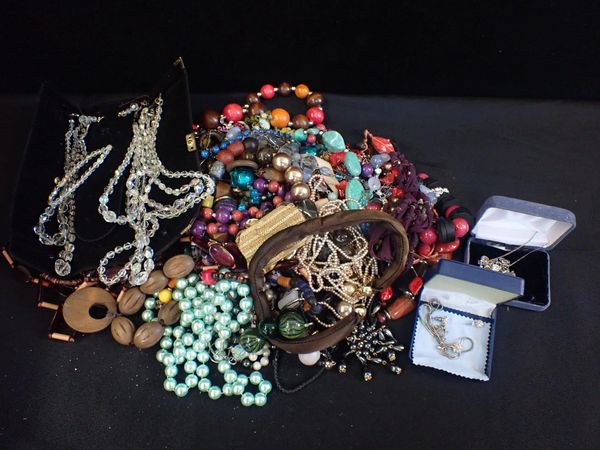 A QUANTITY OF COSTUME JEWELLERY