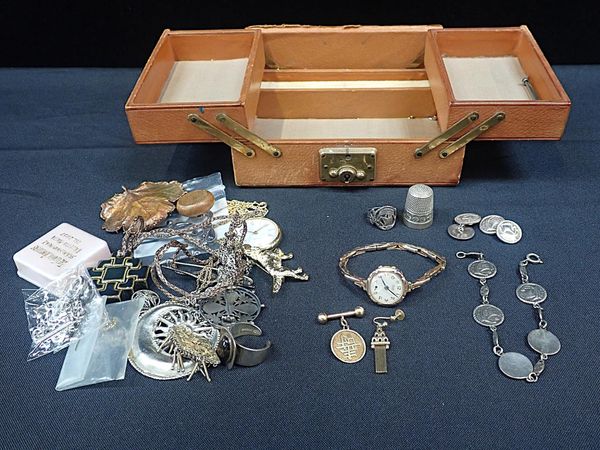 A SINGLE CHINESE 15K GOLD ‘CASH COIN’ EARRING