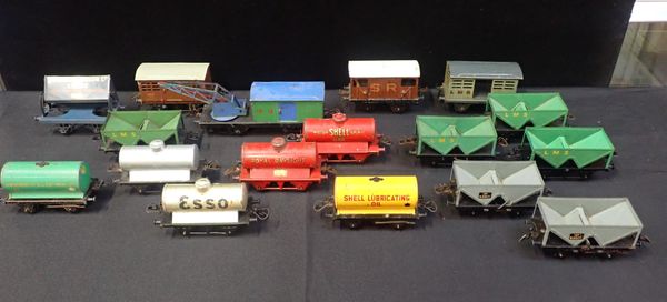 A COLLECTION OF HORNBY 0 GAUGE GOODS WAGONS