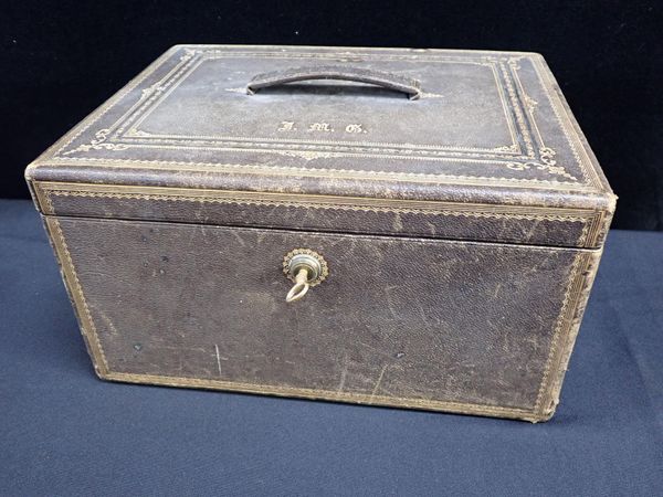 A LEATHER COVERED JEWELLERY BOX, WITH BRAMAH LOCK