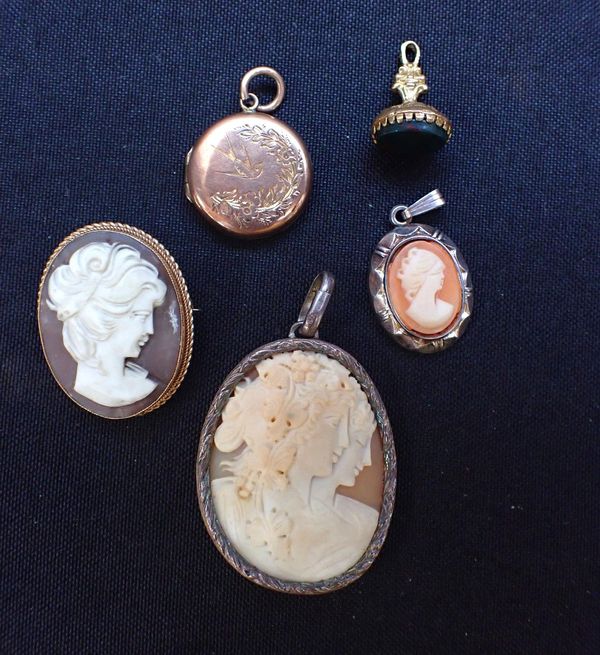 A VICTORIAN DOUBLE IMAGE CAMEO PENDANT