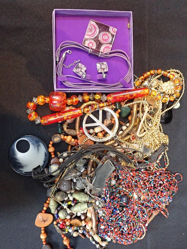 A QUANTITY OF COSTUME JEWELLERY