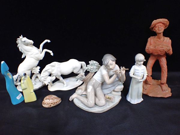 A LLADRO FIGURE OF A PIPING BOY