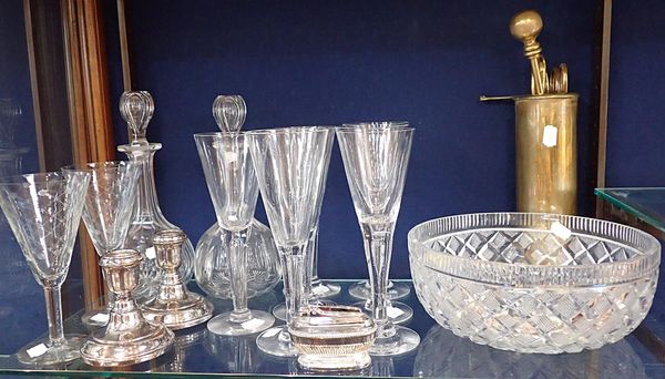 A QUANTITY OF GLASSWARE