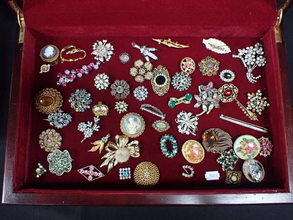 COLLECTION OF COSTUME BROOCHES