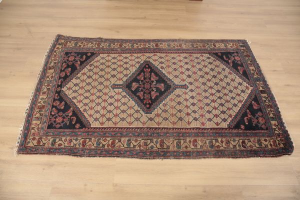 AN ANTIQUE SERAB RUG