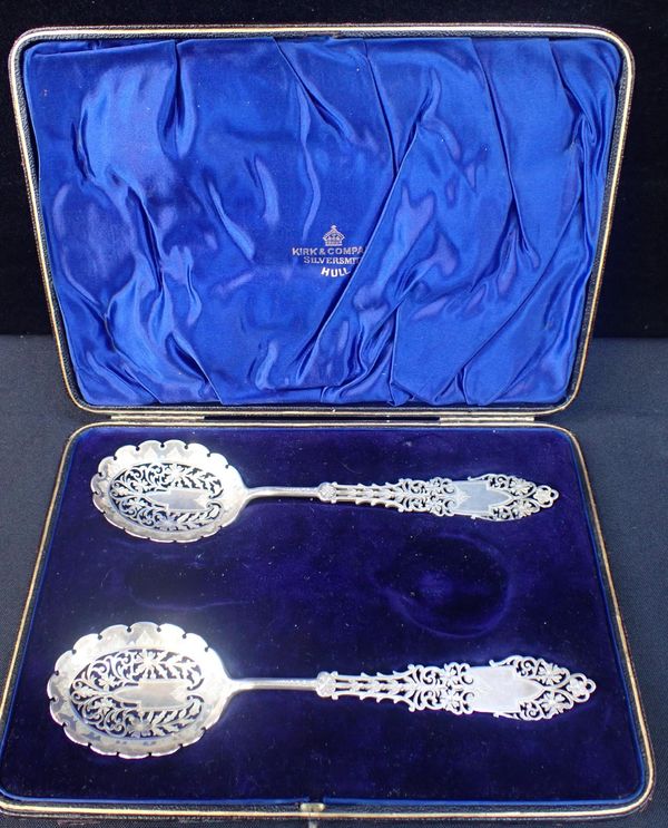 A PAIR OF EDWARD VII SILVER SERVING OR SIFTER SPOONS