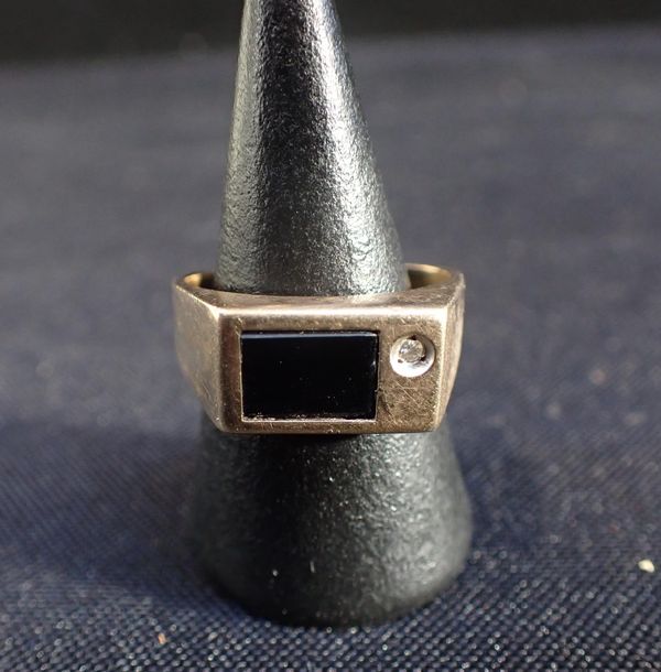 A 9ct GOLD MODERNIST RING