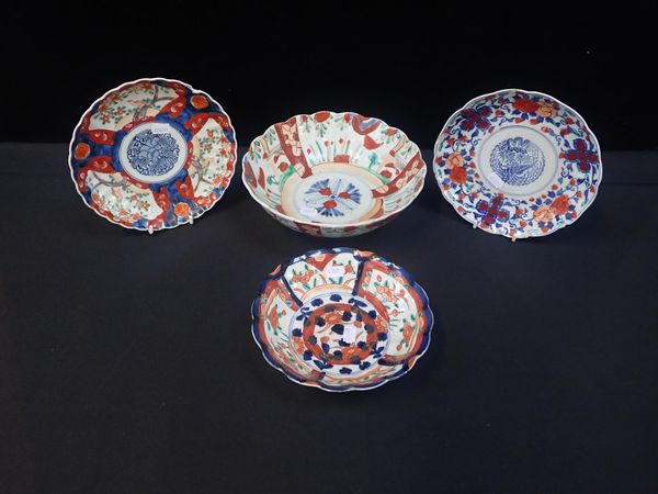 FOUR JAPANESE IMARI STYLES DISHES