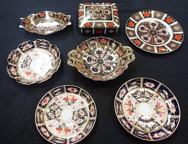 A ROYAL CROWN DERBY IMARI TRINKET BOX