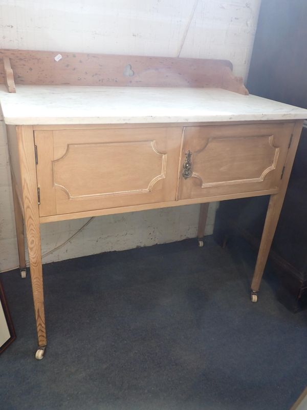 AN EDWARDIAN WASHSTAND