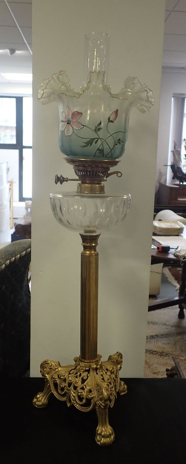 A 19TH CENTURY BRASS TABLE OIL LAMP