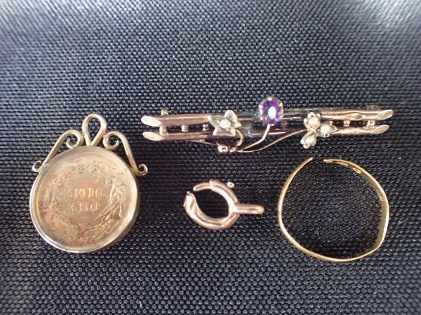 A DAMAGED 22ct GOLD RING