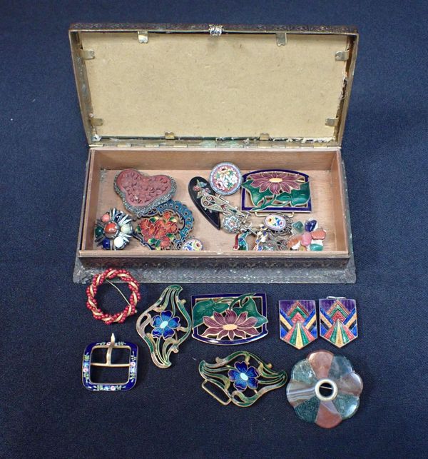 A COLLECTION OF MOSAIC, ENAMEL AND AGATE JEWELLERY