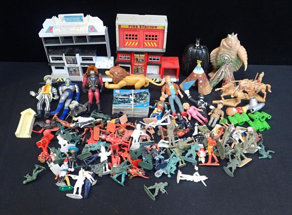 A COLLECTION OF VINTAGE PLASTIC TOY FIGURES