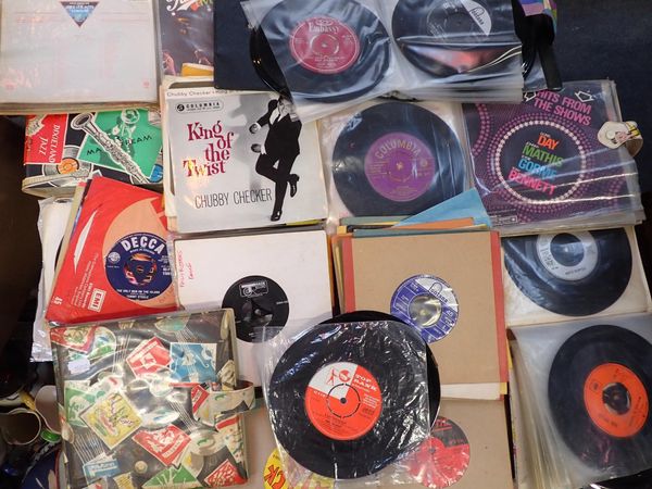 A QUANTITY OF 45 RPM VINYL SINGLES