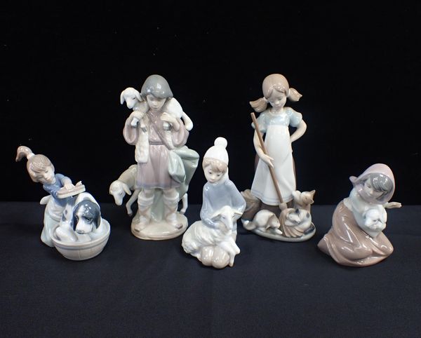 A COLLECTION OF LLADRO FIGURES