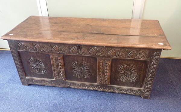 A 17th CENTURY OAK CHEST