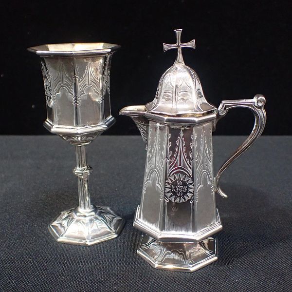 A VICTORIAN SILVER TWO-PIECE TRAVELLING COMMUNION SET
