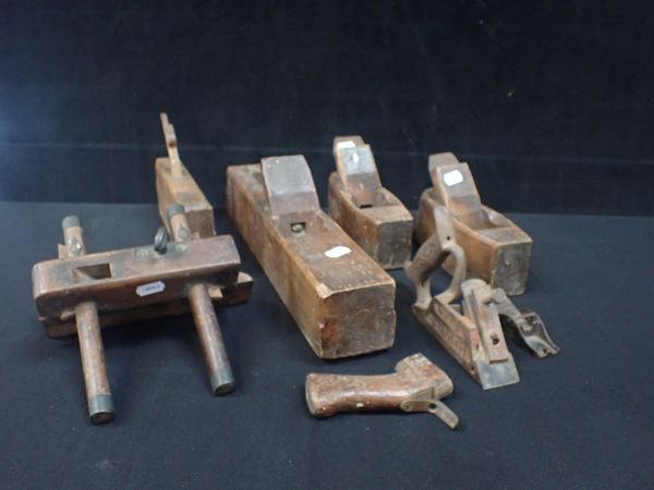 A COLLECTION OF VINTAGE WOODEN PLANES