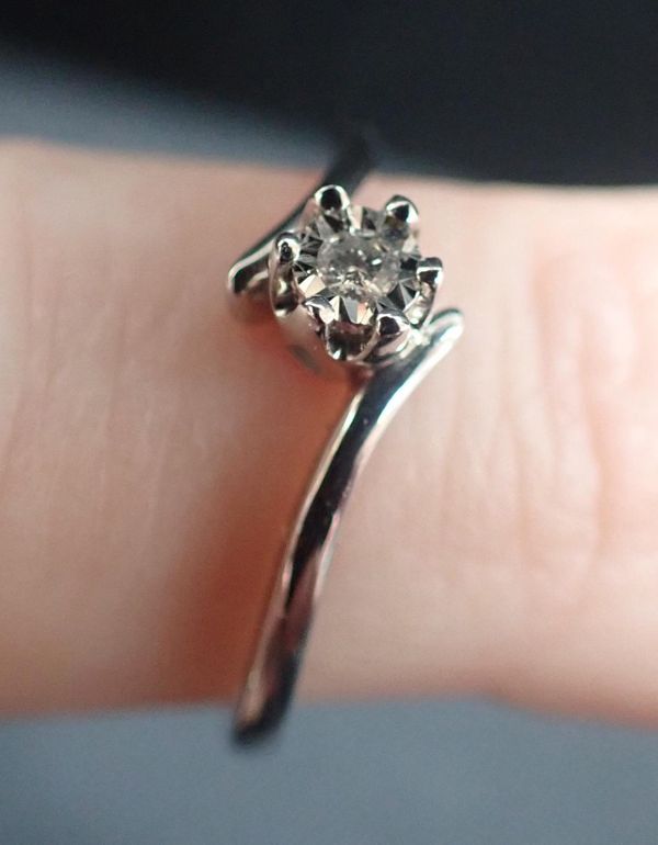A 9ct WHITE GOLD SOLITAIRE RING