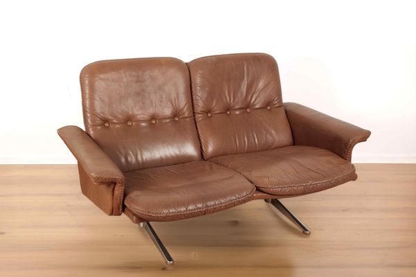 WERNER LANGENFELD FOR ESA MOBELVAERK DENMARK: A TWO-SEATER SETTEE IN BROWN LEATHER