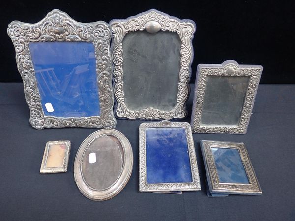 A QUANTITY OF SILVER AND PLATED PHOTO FRAMES