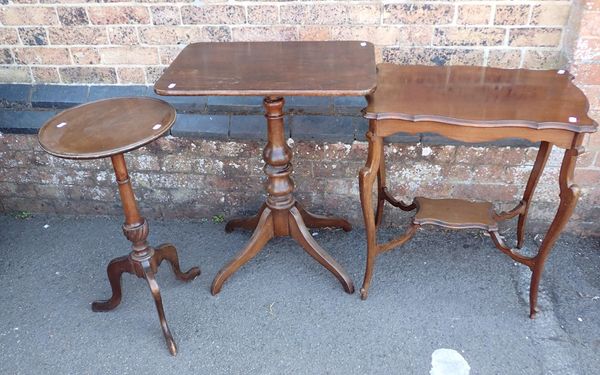 A 19th CENTURY OCCASIONAL TABLE WITH TURNED COLUMN