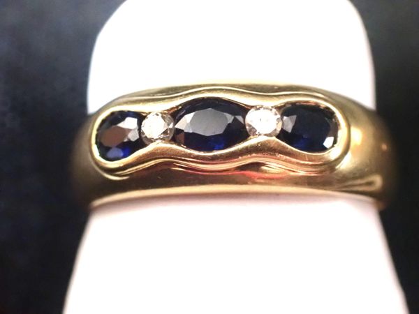 AN 18ct GOLD SAPPHIRE AND DIAMOND RING