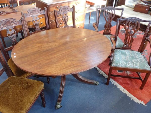 AN EARLY 19th CENTURY MAHOGANY OVAL BREAKFAST TABLE