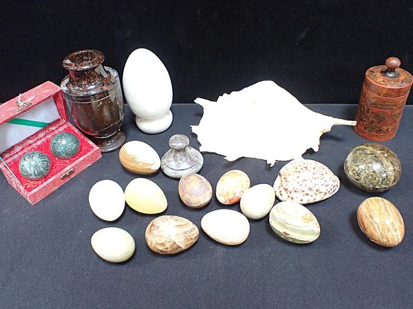 A COLLECTION OF MARBLE EGGS