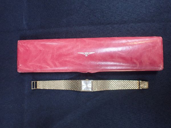 A LONGINES 18ct GOLD LADY'S WRISTWATCH